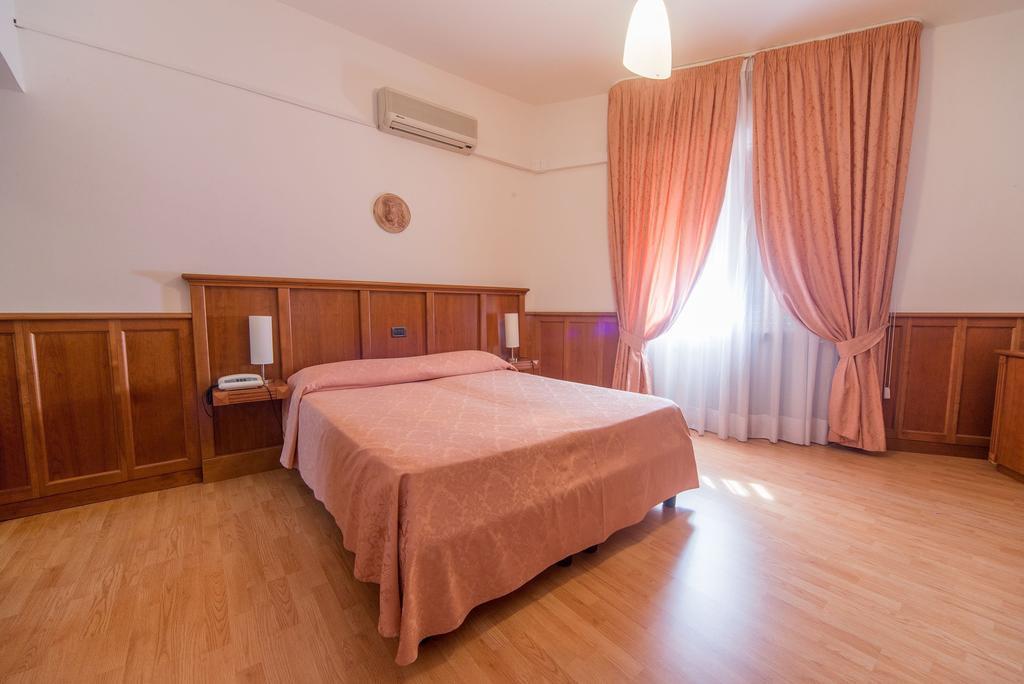 Hotel Del Camerlengo Fara San Martino Pokoj fotografie